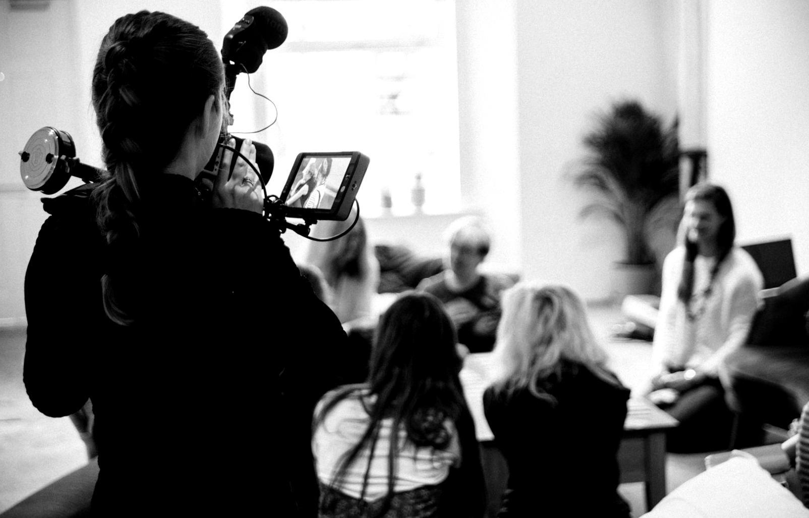 Espacio de trabajo del equipo mivolaran con pantallas mostrando análisis financiero