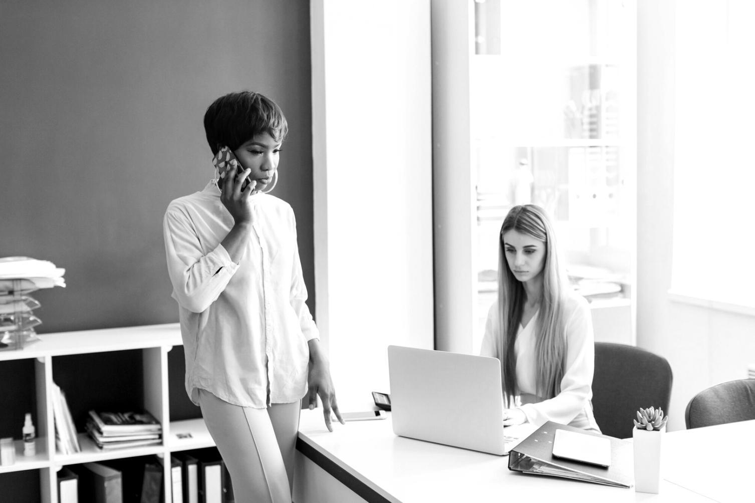 Análisis financiero detallado mostrando gráficos y métricas en interfaz digital moderna