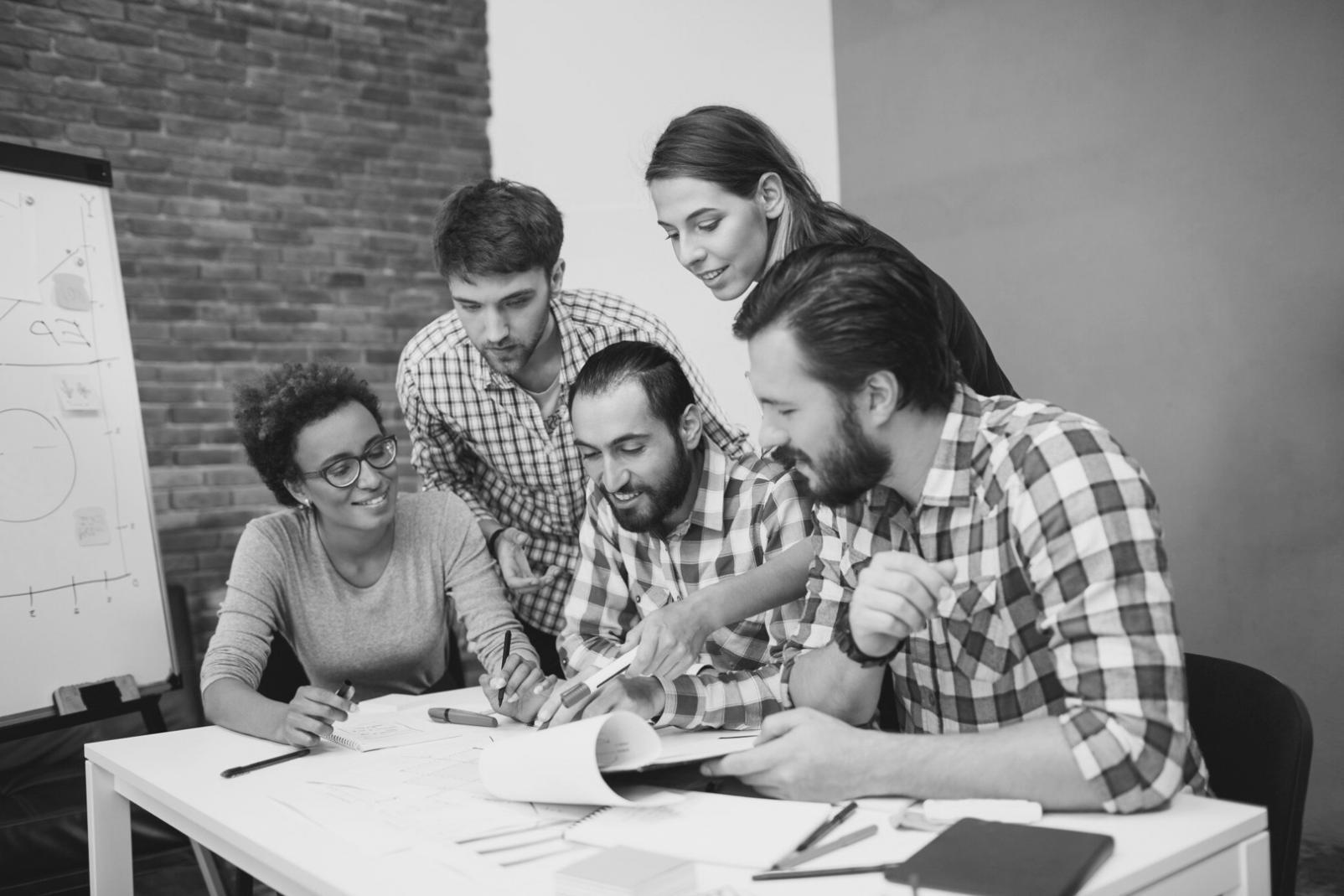 Espacio de trabajo profesional con documentos financieros y herramientas de análisis