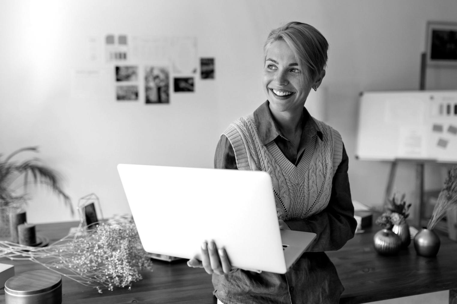 Equipo analizando datos financieros en pantallas durante sesión de trabajo colaborativo