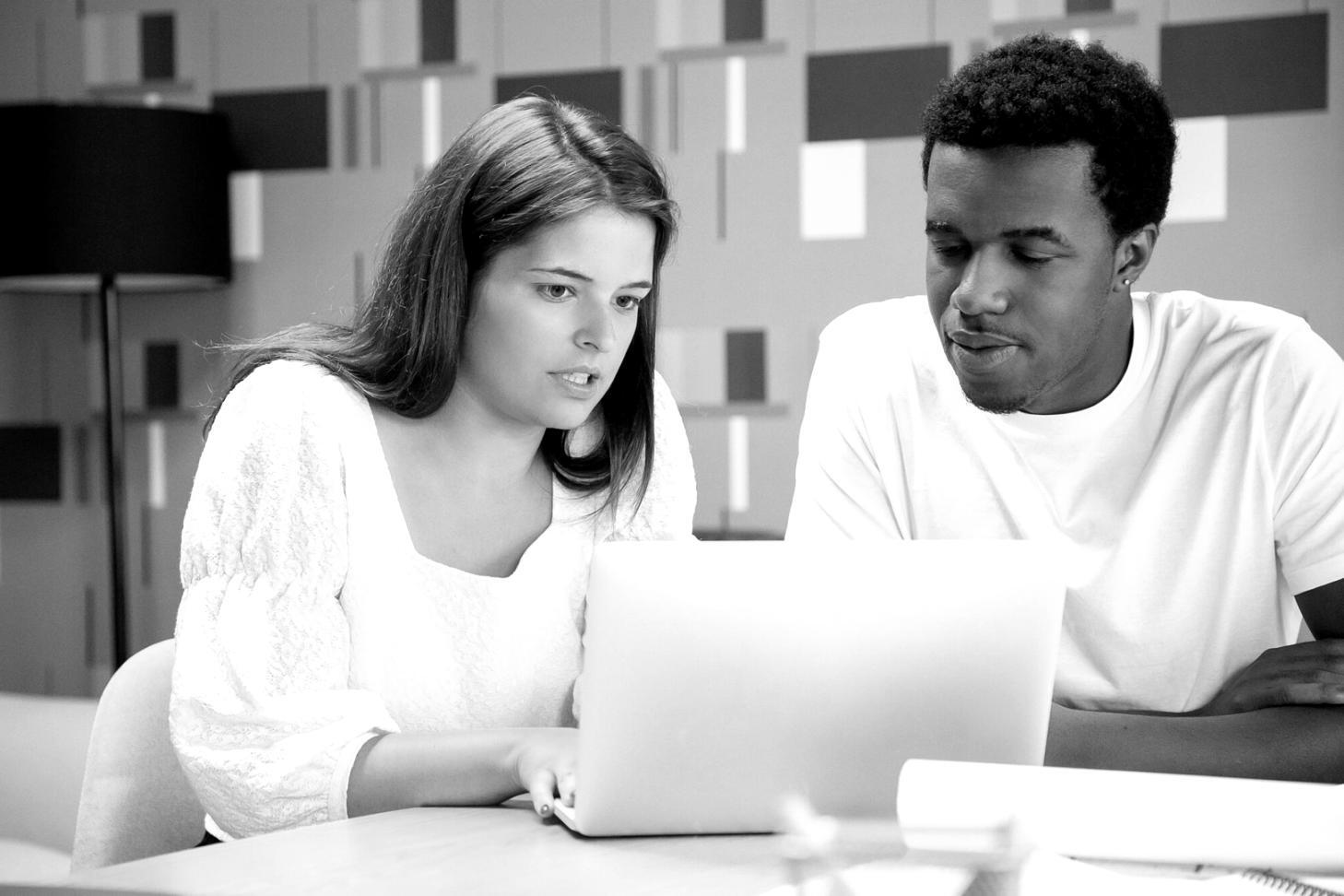 Equipo revisando datos financieros en pantallas de análisis